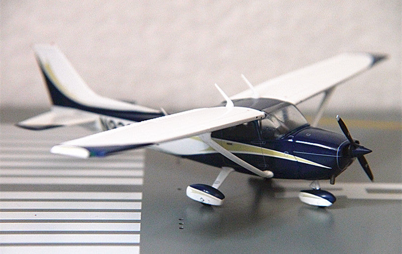 1:72 Cessna 172 N926MN Airplane Model